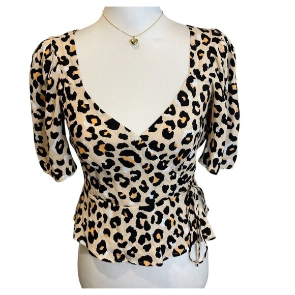 Lulus Cream Leopard Print Wrap Top Short Sleeve Blouse Sweetheart Sz XS NWT - Picture 1 of 10
